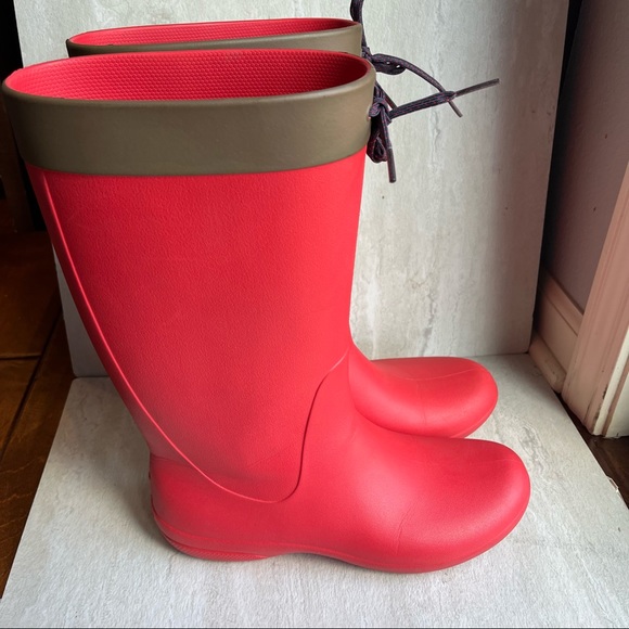 CROCS Shoes - Women’s Crocs Freesail Rain Boot Red pull on size 9